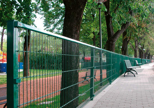 Газонное ограждение в парке в Бузулуке